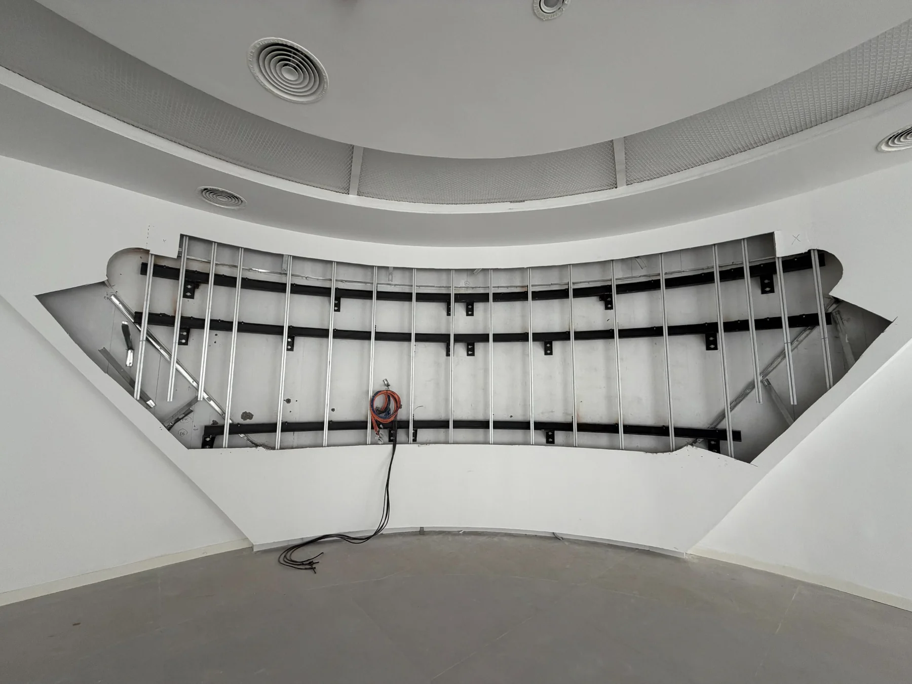 Structure métallique préparée pour recevoir un mur LED incurvé