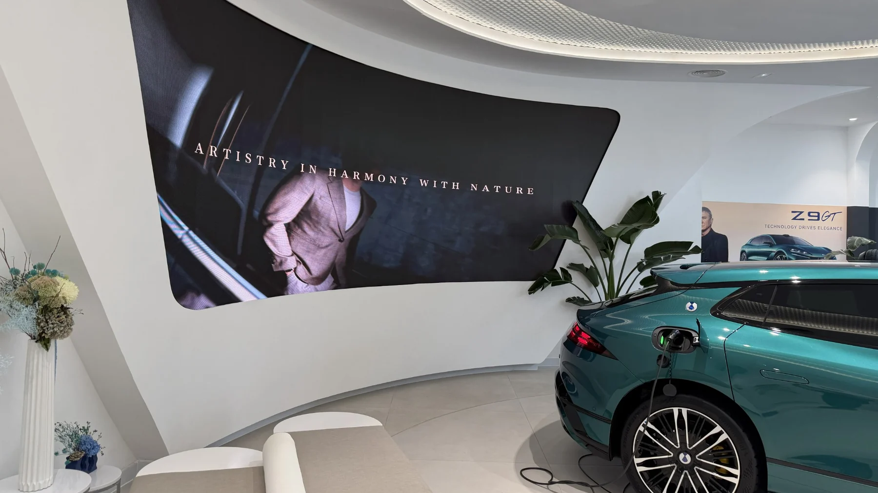 Mur LED incurvé encastré vu de profil dans un showroom automobile