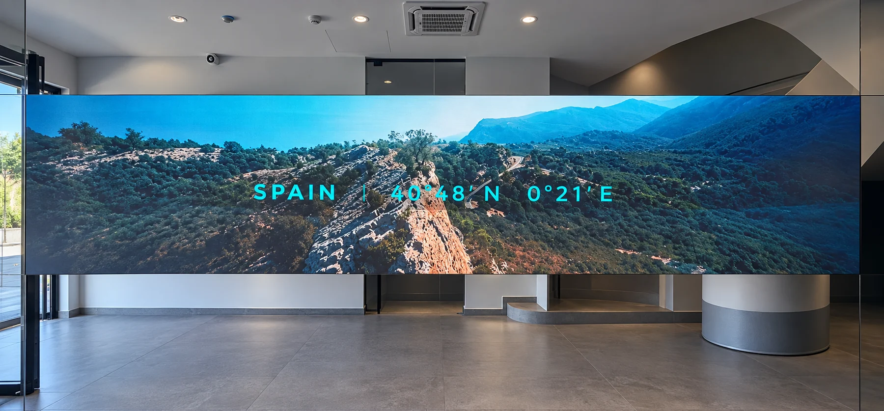 Mur LED panoramique 45:9 installé dans un showroom automobile