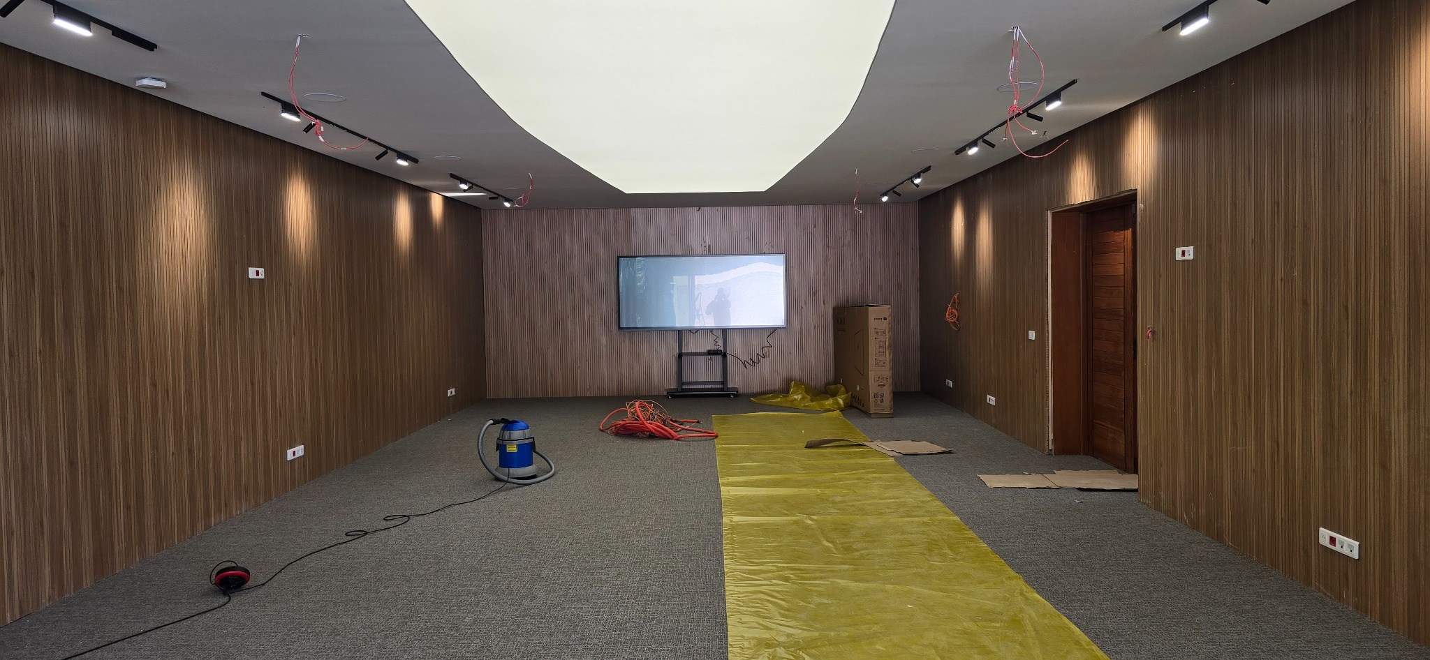 Installation audiovisuelle d'une salle de conseil à Rabat avant intégration des équipements