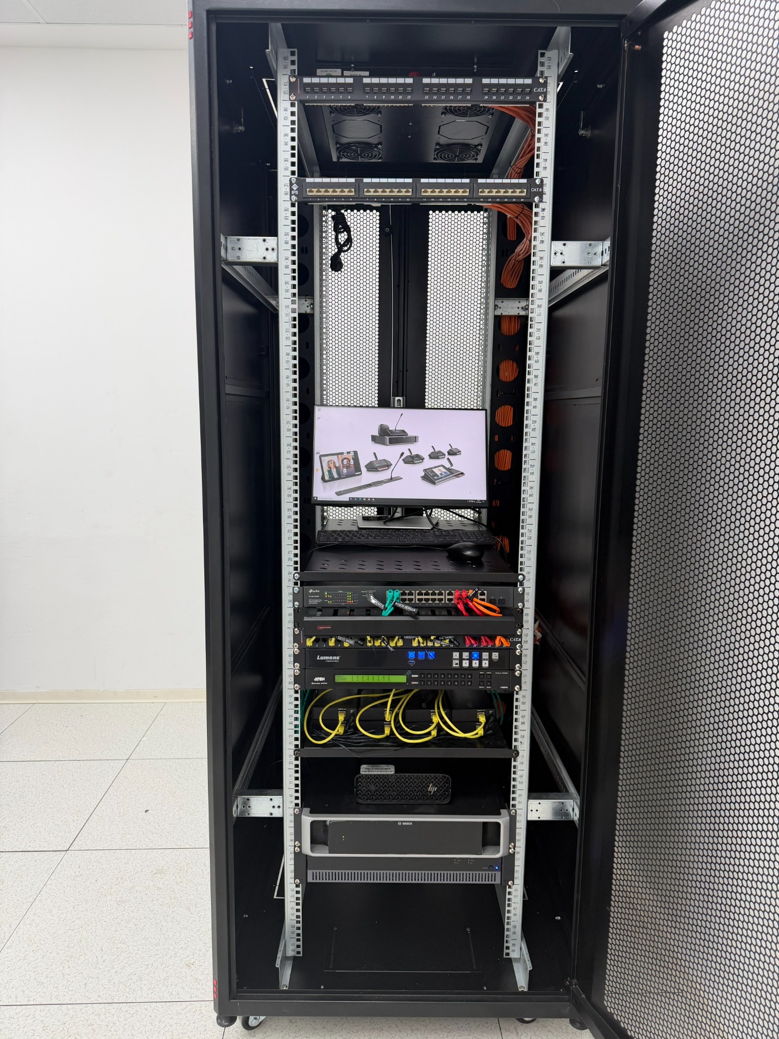 Rack technique audiovisuel centralisant les systèmes de visioconférence et de contrôle