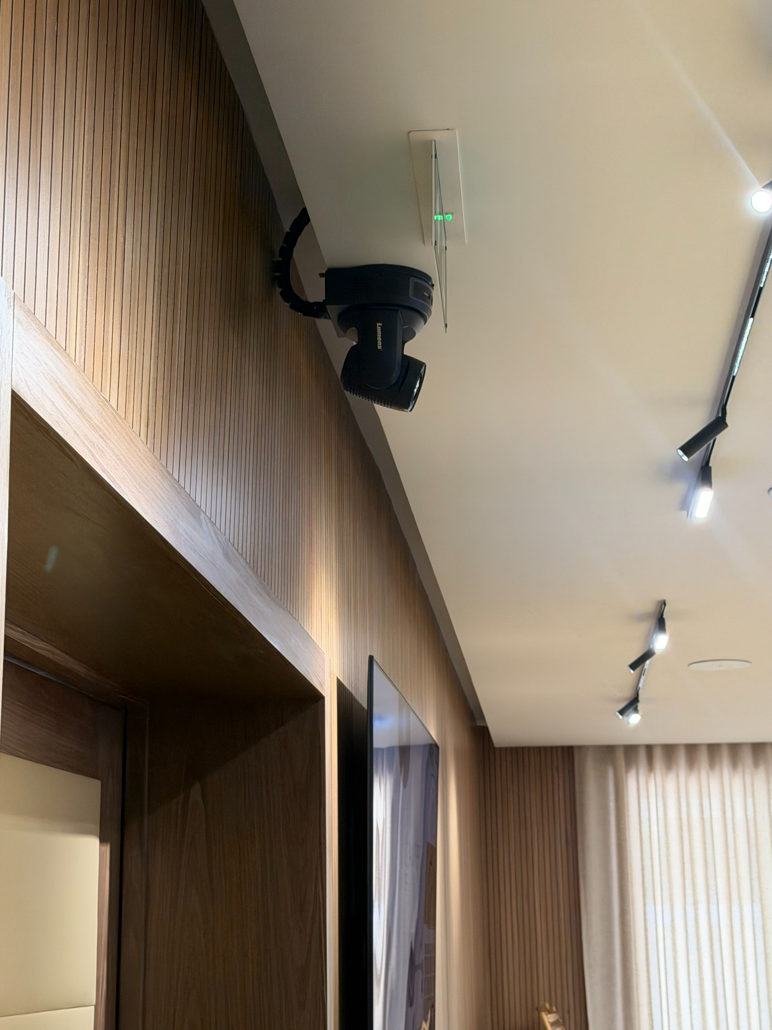 Caméra PTZ de visioconférence intégrée au plafond d'une salle de conseil