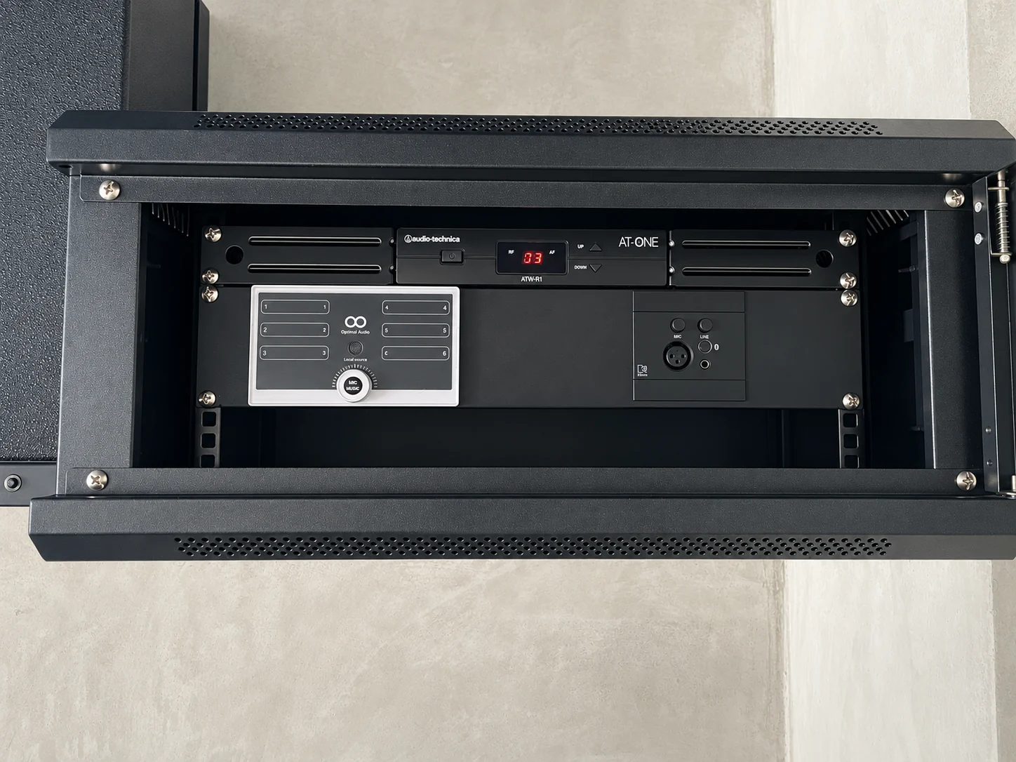 Petit rack de contrôle audio avec récepteur sans fil et contrôle de zone