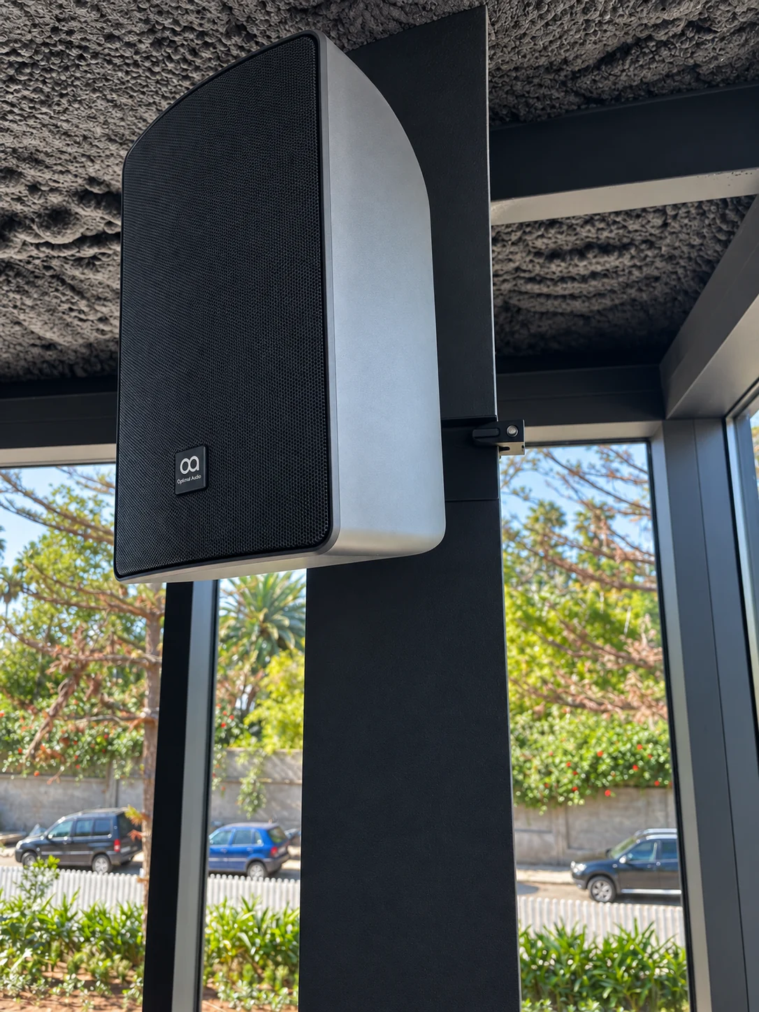 Détail d’une enceinte professionnelle fixée sur un poteau dans le club fitness